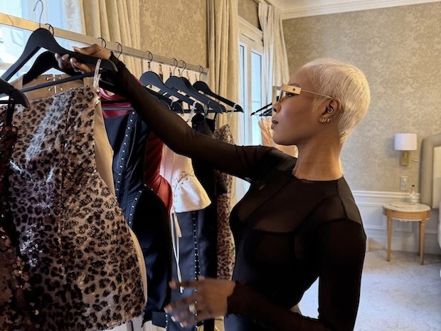 Sélection de vêtements pendant une séance de personal shopping à Paris