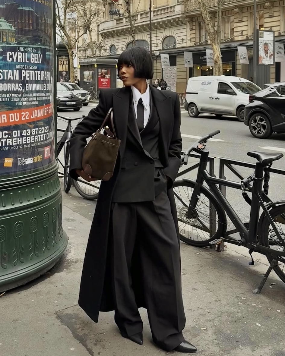 Silhouette féminine illustrant le style parisien dans une rue de Paris