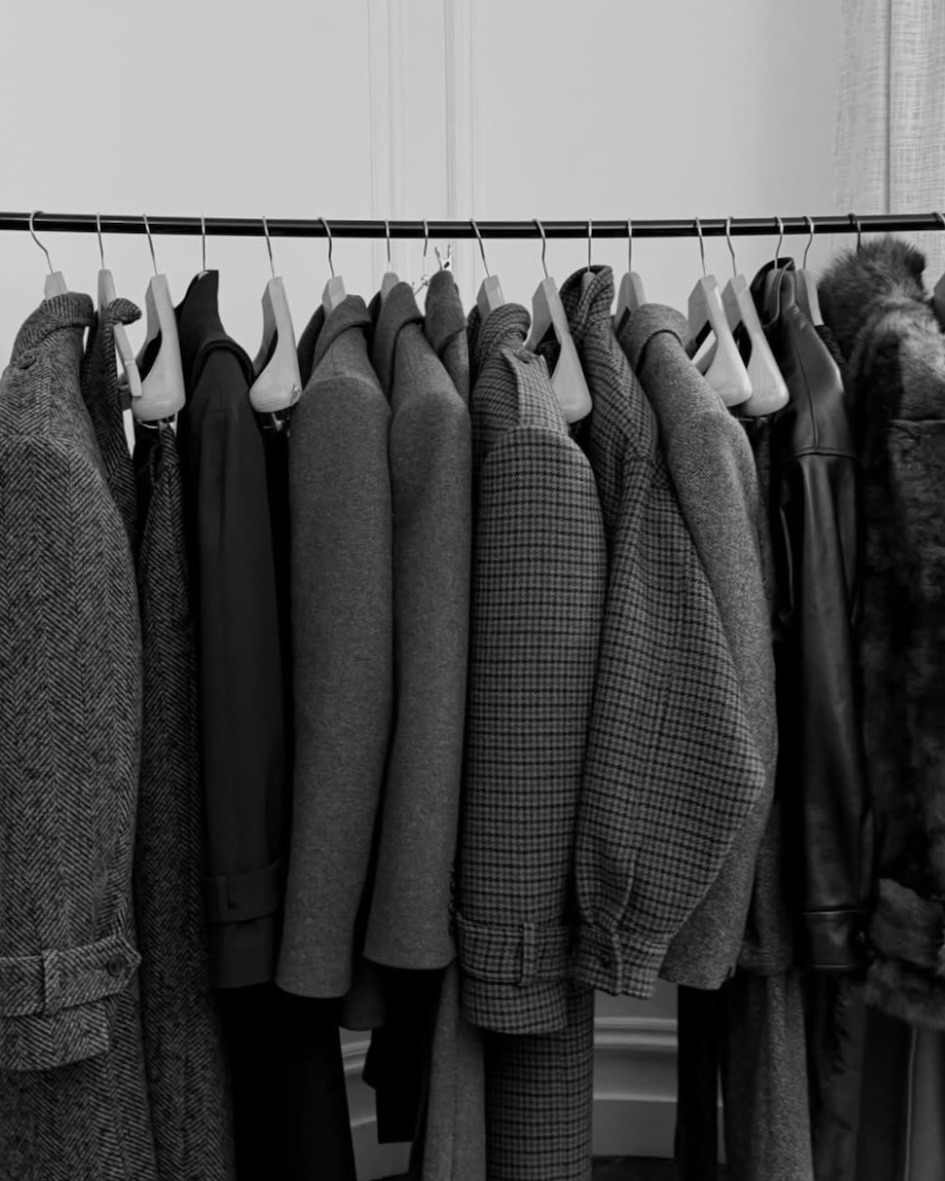 Sélection de vêtements coordonnés lors d'un tri de garde-robe à Paris