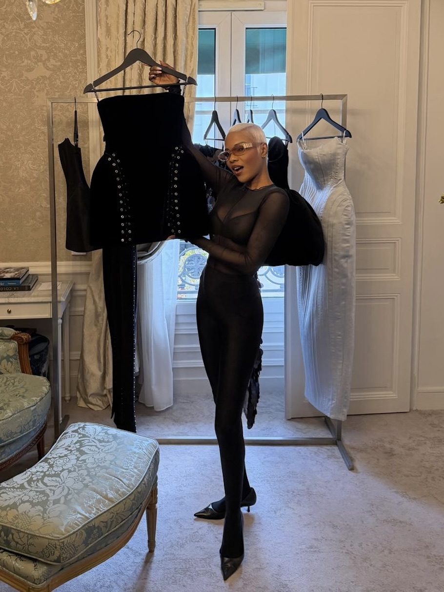 Sélection de vêtements préparée pour une session de personal shopping à Paris